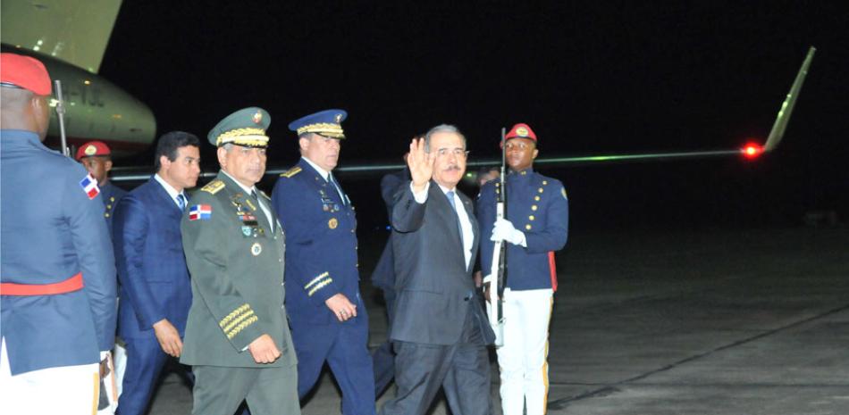 Prevención. El presidente Danilo Medina regresó anoche al país por la Base Aérea de San Isidro, para ponerse de los trabajos preventivos ante la amenaza del huracán María.