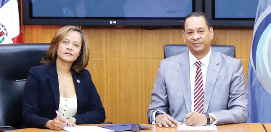 Acuerdo. Wendy Lora, directora general de la UAF; y el superintendente de Bancos, Luis Armando Asunción.