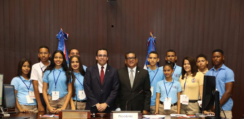 La visita de los alumnos al Congreso es parte de un acuerdo firmado por la Cámara de Diputados y el Ministerio de Educación para el diseño y ejecución de un programa de enseñanza y práctica de valores.