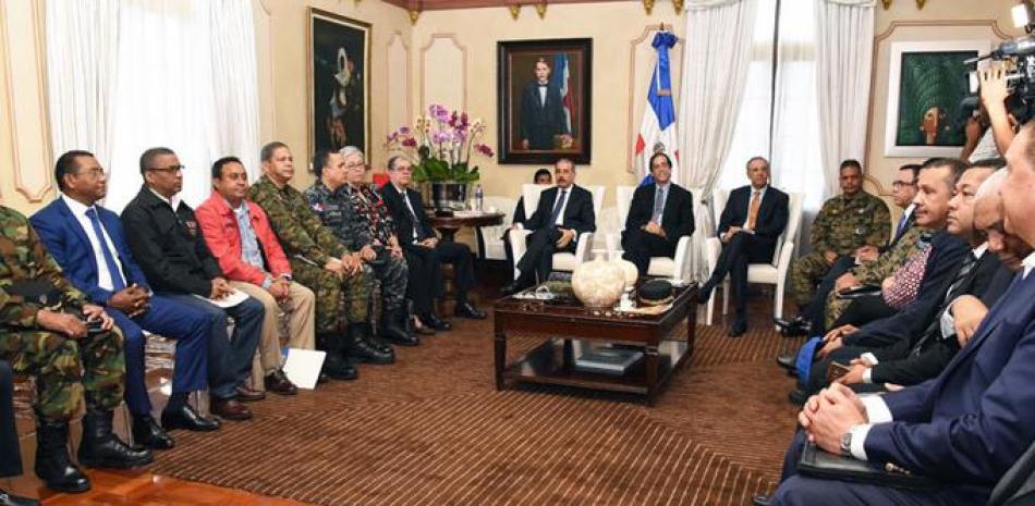 Alerta. El presidente Danilo Medina encabezó ayer en el Palacio Nacional una reunión con todos los representantes de organismos de emergencia, con el propósito de tomar medidas preventivas ante el paso del huracán María por el país.