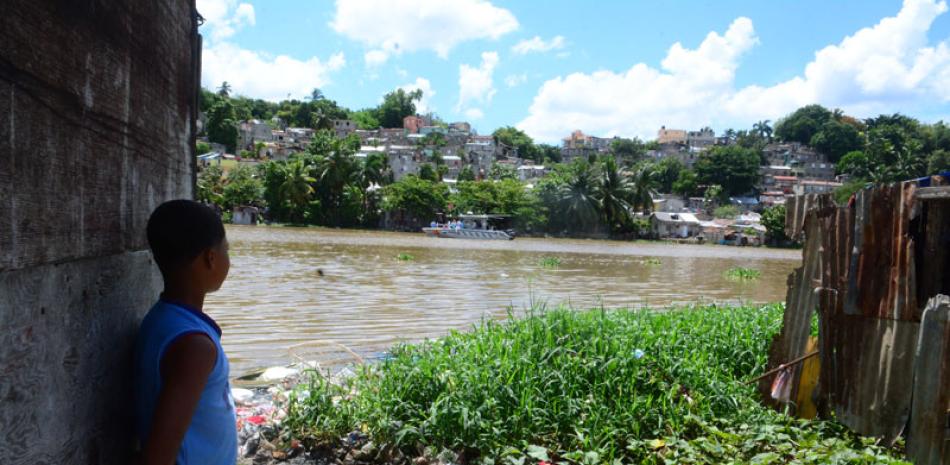 Expectativas. Residentes de los sectores a orillas de los ríos Ozama e Isabela dicen que están acostumbrados a este tipo de fenómenos.