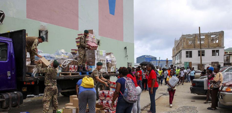 Socorro. El equipo de marines y trabajadores de los servicios sociales de auxilio distribuye suministros a los habitantes en Road Town (Islas Vírgenes Británicas), ante la llegada del ciclón María.
