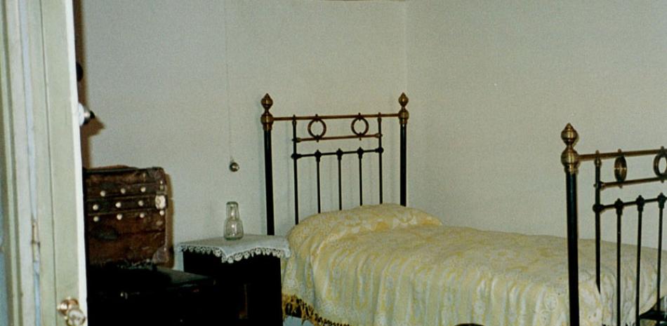 Aposento. El dormitorio de Antonio Machado en la antigua pensión se conserva tal como cuando él vivía en ella.