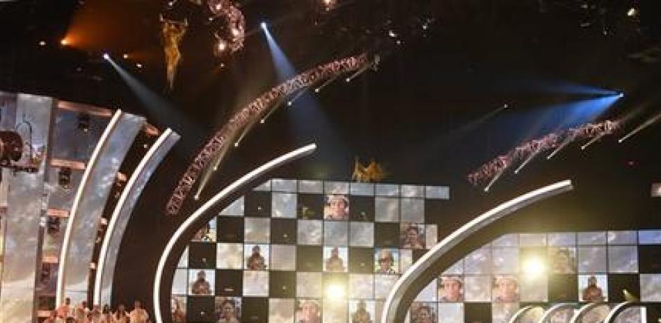 En esta foto del 17 de noviembre del 2016, Juanes , en el centro a la izquierda, y Pablo López interpretan n"Tu enemigo" con parte del elenco del espectáculo de Cirque du Soleil "Mystere" durante la 17ma entrega anual de los Latin Grammy en nLas Vegas. Foto: AP.
