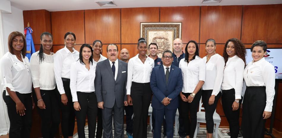 El presidente de la Càmara de Diputados, Rubén Maldonado, junto a Cristóbal Marte Hoffiz y las integrantes de la Selección Nacional de Voleibol.