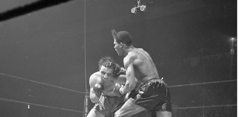 Jake LaMotta, a la izquierda, en su pelea contra Sugar Ray Robinson, el 23 de febrero de 1945.