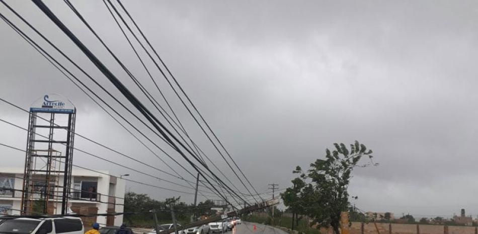 Advertencia. En la zona de Bávaro las primeras ráfagas de viento del huracán María derribaron postes del tendido eléctrico y árboles, mientras las lluvias comenzaban a intensificarse.