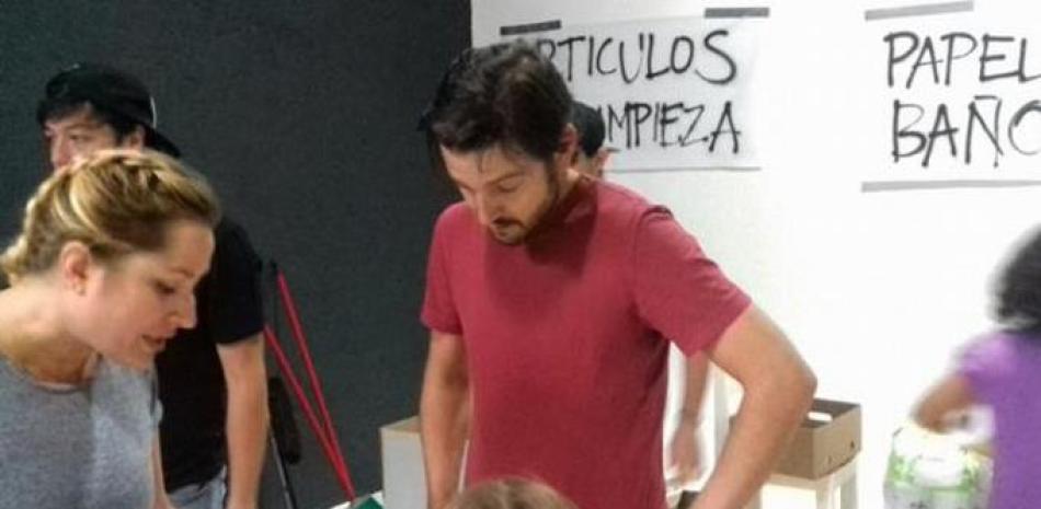 El actor mexicano Diego Luna supervisa elementos donados que serán entregados a los damnificados por el terremoto de este martes el jueves 21 de septiembre de 2017, en un centro de acopio en Ciudad de México (México). Foto: EFE