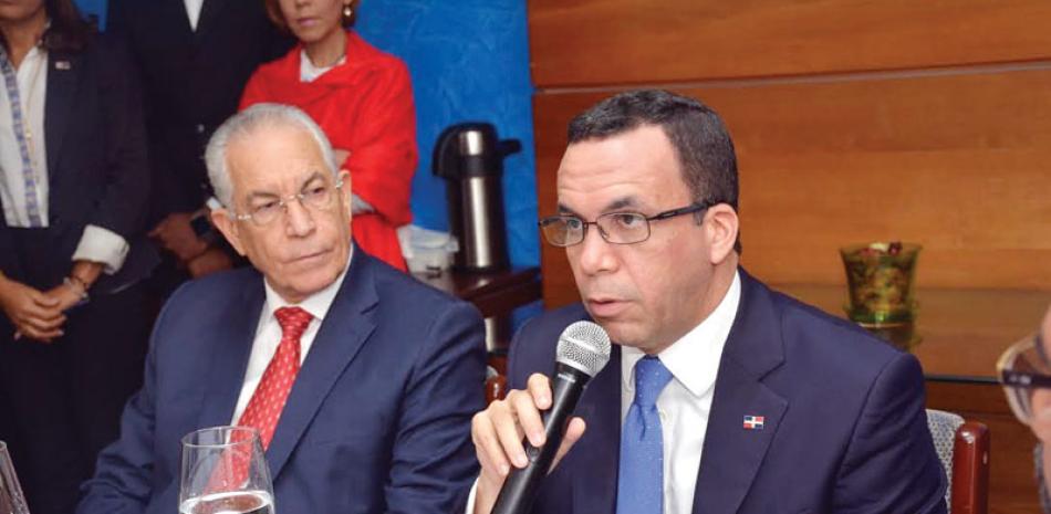 El embajador Antonio Vargas y el ministro Andrés Navarro.