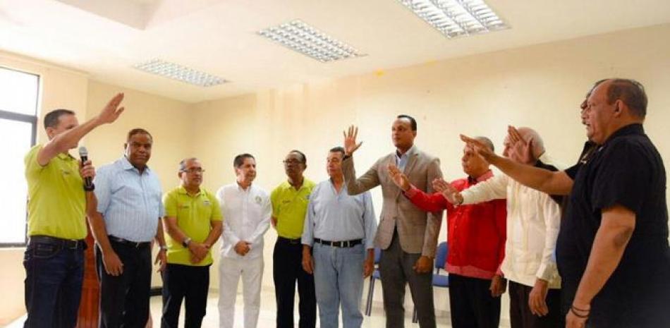 El presidente del Comité Organizador de los Juegos Nacionales Edi Medina, junto al ministro de Deportes Danilo Díaz juramenta a los presidentes de las cinco zonas.