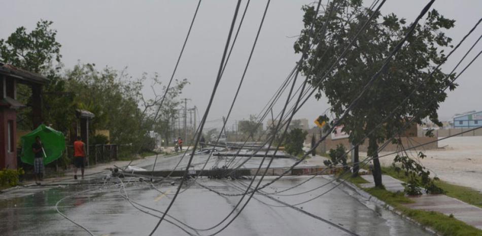 Ciclón María. La furia de los vientos derribaron postes de energía en Verón, Higu¨ey, que ayer fueron reparados por brigadas de la CDEEE.