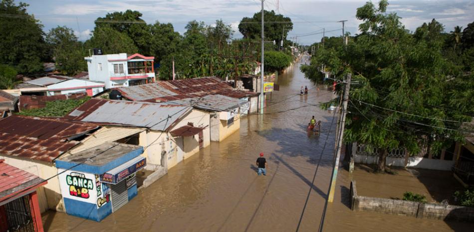 Numerosas comunidades de la línea noroeste, como Castañuelas, Palo Verde y Hatillo Palma, así como en el Bajo Yuna continúan inundadas provocando grandes daños, debido a las lluvias y el desbordamientos de los ríos Yaque del Sur y Yuna, como consecuencia del paso por el país del huracán María la pasada semana.