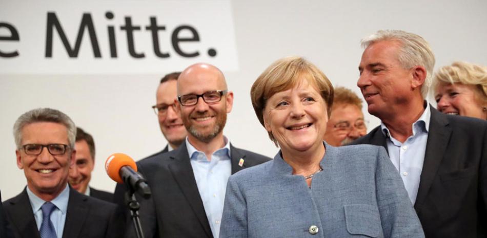 Feliz. La canciller alemana Angela Merkel sonríe en la sede central de su formación política, adonde llegó 50 minutos después del cierre de la votación y de que los primeros sondeos a pie de urna le daban la victoria.