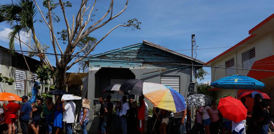 Habitantes del barrio Obrero, Santurce, hacen fila para recibir ayudas tras el paso del huracán María, domingo 24 de septiembre de 2017, en San Juan (P. Rico).