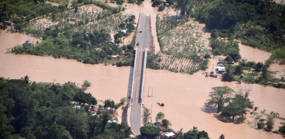 Prevención. Las autoridades mantienen el control en el tránsito por el puente que comunica a Monte Cristi con Dajabón.