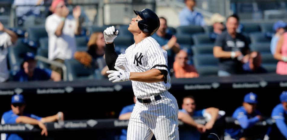 El Aaron Judge, de los Yankees de Nueva York, reacciona mientras corre las bases tras pegar un jonrón de dos carreras.