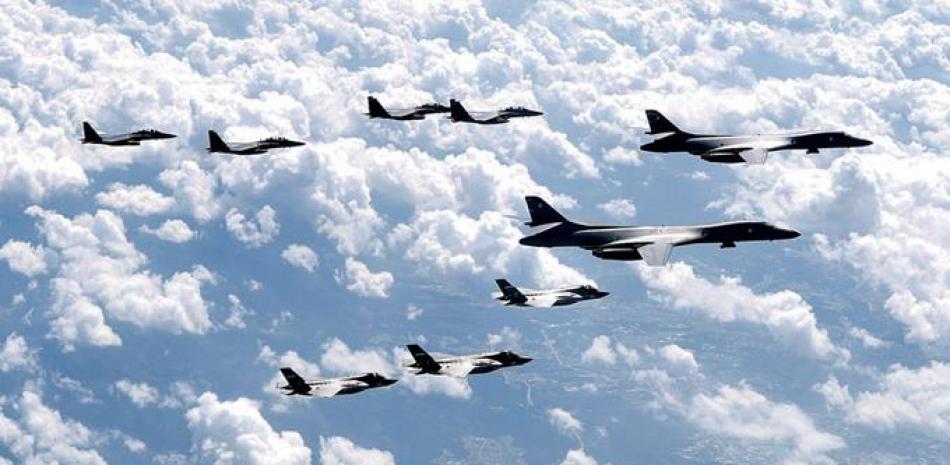 Ejercicios. Aviones estadounidenses bombarderos B-1B y Stealth F-35B, y jets surcoreanos F-15F vuelan sobre la Península Coreana, durante ejercicios conjuntos, el 18 de este mes.