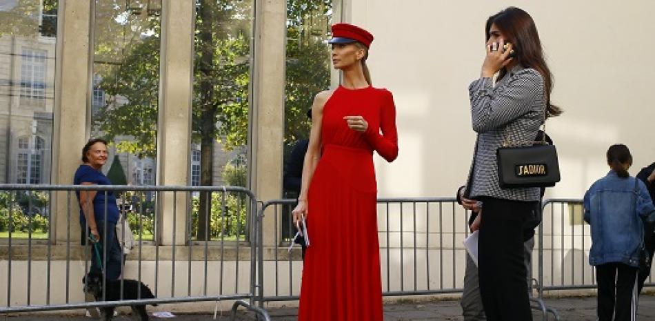 La modelo Tatiana Korsakova eligió un atuendo rojo para asistir al desfile de Dior en la Semana de la Moda de París. Foto: AP