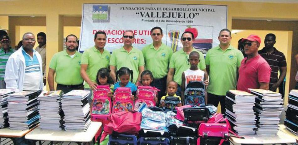 Donativo. Ejecutivos de la Fundación para el Desarrollo Municipal de Vallejuelo, entregando los útiles escolares.