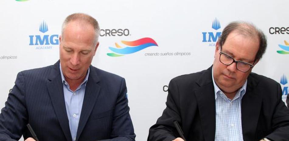 Desde la izquierda el vicepresidente de mercadeo de IMG Academy, Chris Ciaccio y el presidente de CRESO, Felipe Vicini, al momento de sellar el acuerdo.