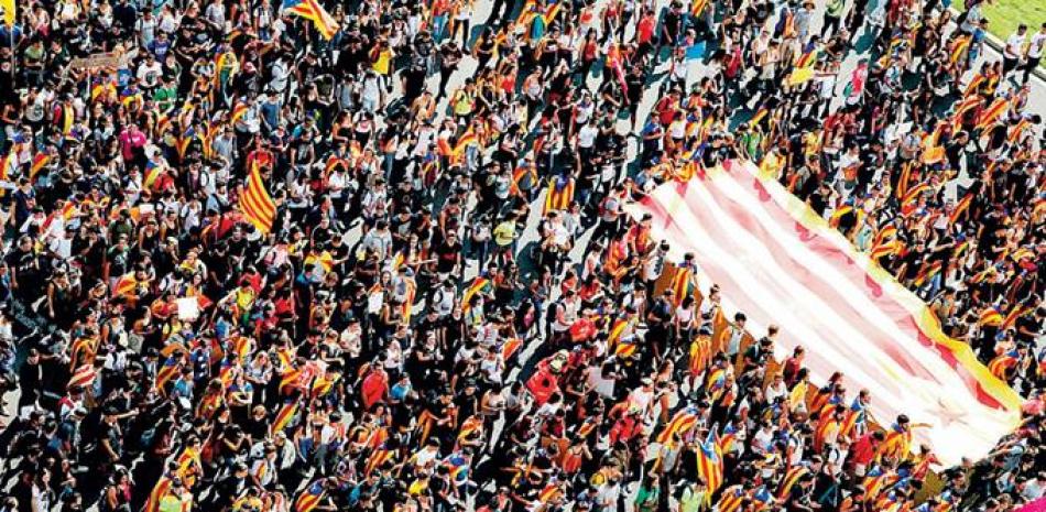 Estudiantes. Miles de estudiantes de secundaria y universitarios, durante la manifestación que comenzó ayer al mediodía en la plaza Universidad de Barcelona a favor del derecho a decidir y de la celebración del referendo.