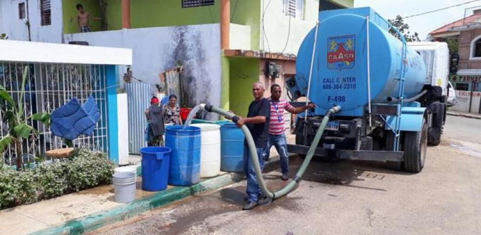 Camiones cisterna de la CAASD distribuyeron agua en comunidades de El Seibo.