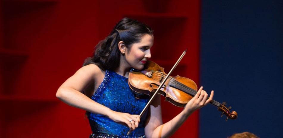 Violinista. Aisha Syed durante su presentación en el Gran Teatro del Cibao, en Santiago.