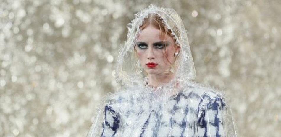 Una modelo presenta una de las propuestas para la primavera/verano 2018 del diseñador alemán Karl Lagerfeld para la firma Chanel durante la Semana de la Moda de París.