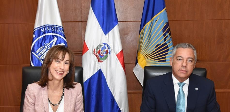 El ministro de Hacienda, Donald Guerrero Ortiz, junto a la representante del Banco Interamericano de Desarrollo en el país, Flora Montealegre.