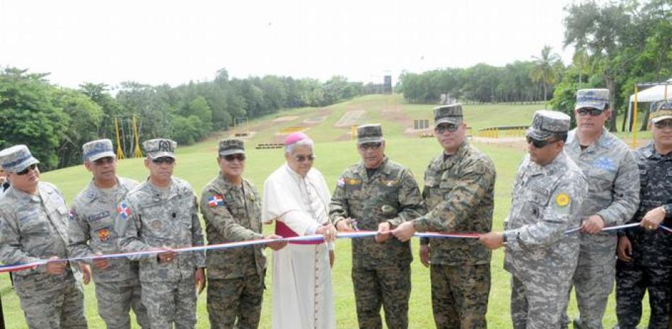 El ministro de Defensa, teniente general Rubén Darío Paulino Sem, corta la cinta para dejar inaugurada la pista de obstáculos del campamento militar 16 de agosto.