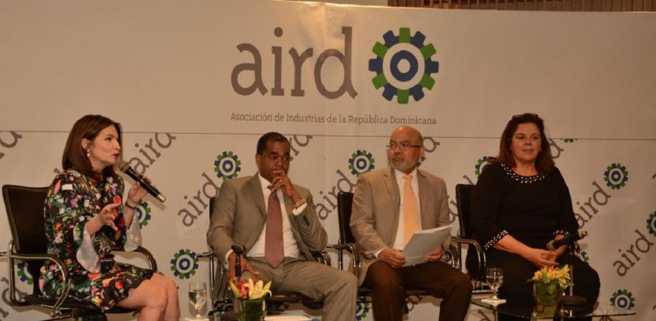 La vicepresidenta ejecutiva de la AIRD, Circe Almánzar, durante desayuno temático organizado por la agrupación