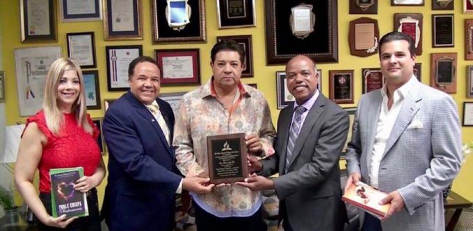 Gente. Frank Jorge Elías, al centro, al recibir el reconocimiento de la Iglesia Adventista.