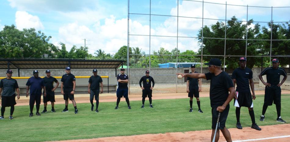 Domingo Polanco, con 24 años de experiencia en la Liga Dominicana, mientras instruía a un grupo de árbitros durante los trabajos de campo realizados ayer en el complejo de los Orioles de Baltimore.