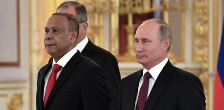 El presidente ruso, Vladímir Putin (d), y el embajador de la República Dominicana en Rusia, José Manuel Castillo Betances (i), durante una ceremonia en la que los nuevos embajadores presentaron sus credenciales, en el Kremlim de Moscú (Rusia). EFE/Alexey Nikolsky / Sputnik / Kremlin Pool.