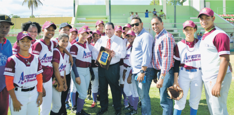 El senador provincial Amilcar Romero recibe una placa de reconocimiento de los directivos y jugadoras de las Arroceras de San Francisco.