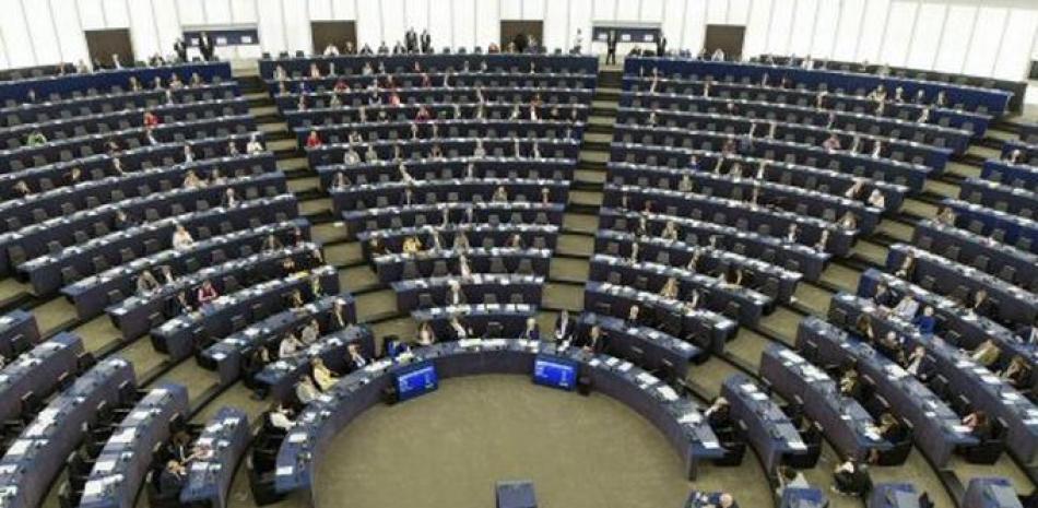 Eurodiputados asisten al debate pactado por la mayoría de grupos políticos con el enunciado "Estado de Derecho, Constitución y Derechos Fundamentales en España, a la luz de los acontecimientos en Cataluña", en el Parlamento Europeo en Estrasburgo, Francia. EFE/PATRICK SEEGER.