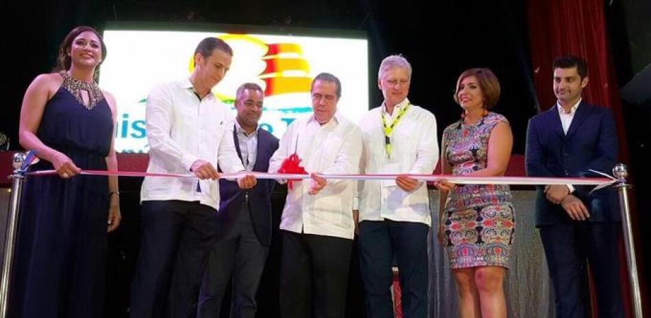 El ministro de Turismo, Francisco Javier Garcia, deja inaugura la feria turística, junto a autoridades y personalidades.