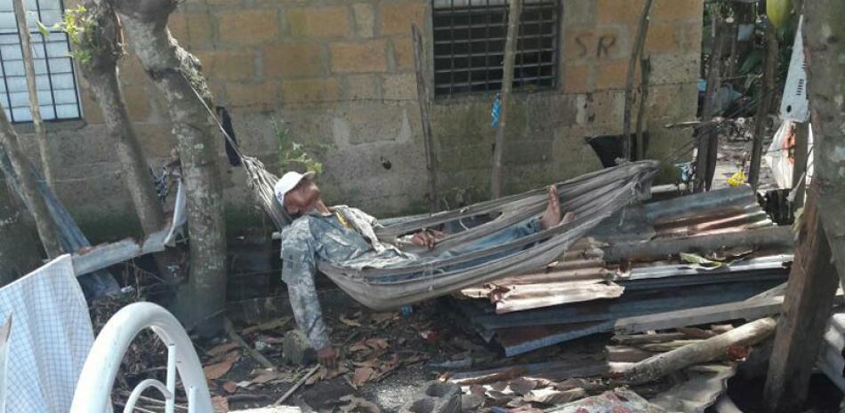 Cristian Mercedes (Pijai) duerme a la intemperie a pesar de su edad, tras ser arrastrada su humilde vivienda por las inundaciones que afectaron el sector Ginandiana de El Seibo.
