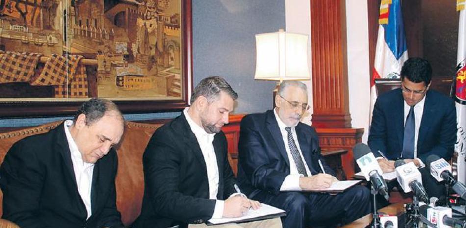 El alcalde David Collado firma el acuerdo con el presidente de LIDOM, Vitelio Mejía; el vicepresidente del Escogido, Eduardo Najri, y el presidente del Licey, Jaime Alsina.