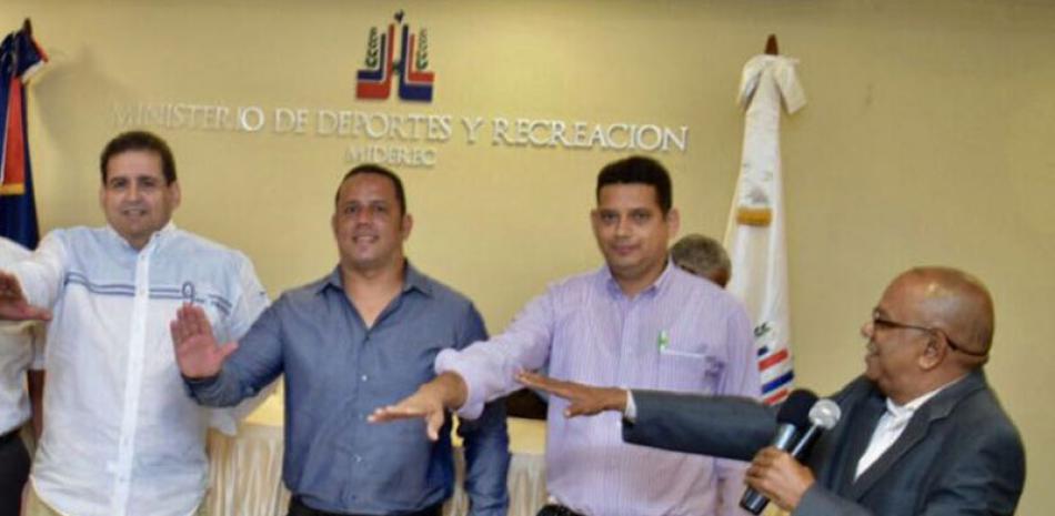 Jonathan Cabral y otros dos miembros de la directiva al momento de ser juramentados.