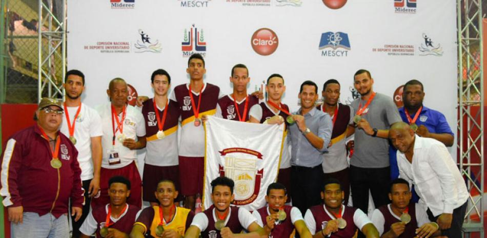 El equipo de la Universidad Evangélica (UNEV) campeón del torneo de voleibol masculino de los Juegos Universitarios, fue premiado por el viceministro Marcos Díaz.