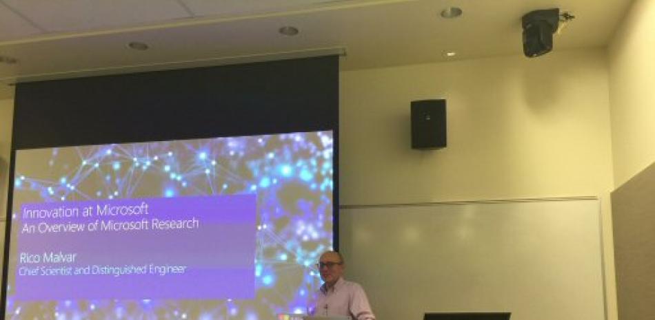 El jefe científico e ingeniero distinguido de Microsoft Research, Rico Malvar, mientras presenta un panorama sobre ese departamento del gigante tecnológico en la sede central de Microsoft en Redmond (EE.UU.)