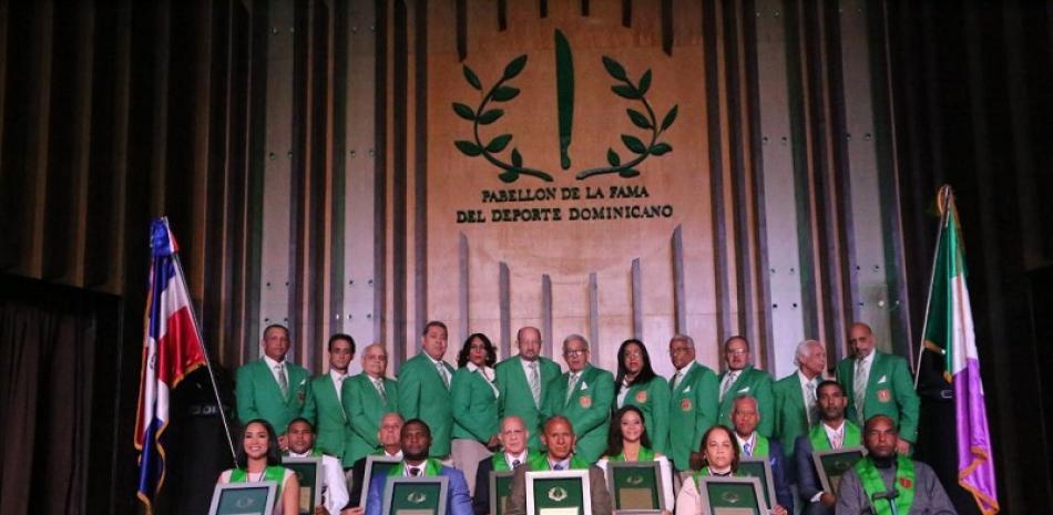 Los diez nuevos inmortales, sentados, acompañados de los miembros del Comité Permanente del Pabellón de la Fama, de pie y detrás.
