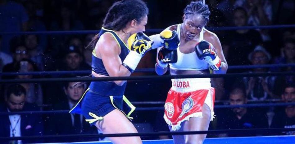 Hanna Gabriel, a la izquierda, y la dominicana Oxandia Castillo aparecen en acción en su pelea del pasado viernes por los títulos de la OMB y AMB.
