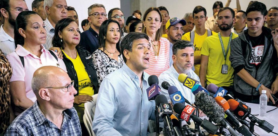Denuncias. El candidato derrotado a la gobernación del estado Miranda, el opositor Carlos Ocariz, al centro, habla ayer durante una conferencia de prensa.