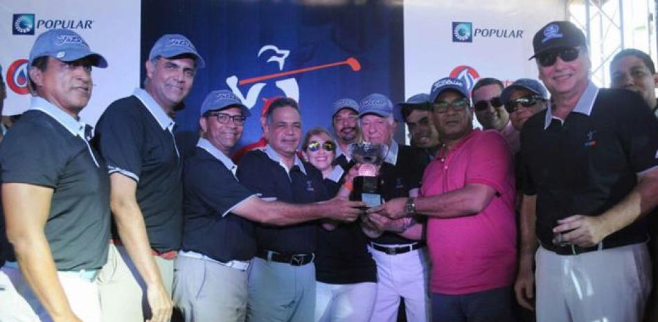 El ministro de Defensa, teniente general Rubén Darío Paulino Sem, acompañado de su esposa Lesby Lizardo de Paulino, el general Guerrero Clase y el coronel Kalil Haché, premian a los integrantes del equipo del Ejército de la República Dominicana como campeones del Clásico de Golf Copa Mide 2017.