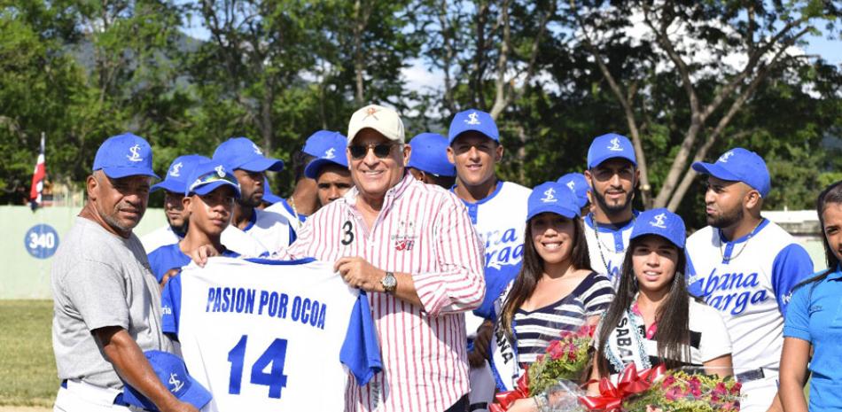 El senador Pedro Alegría en la inauguración del torneo junto al equipo que auspicia para esa justa de béisbol de la provincia de Ocoa.