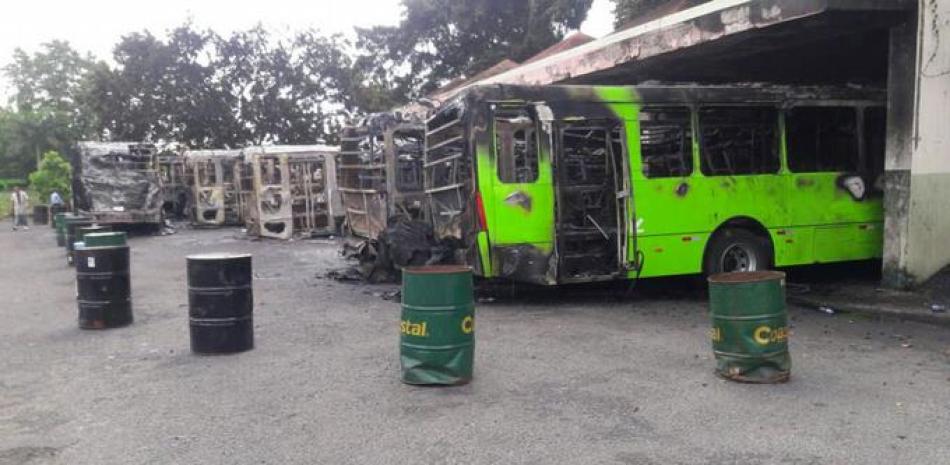 Caso extraño. Restos de 9 autobuses de la OMSA incendiados en junio de este año, un caso del que aún se ignora la causa.