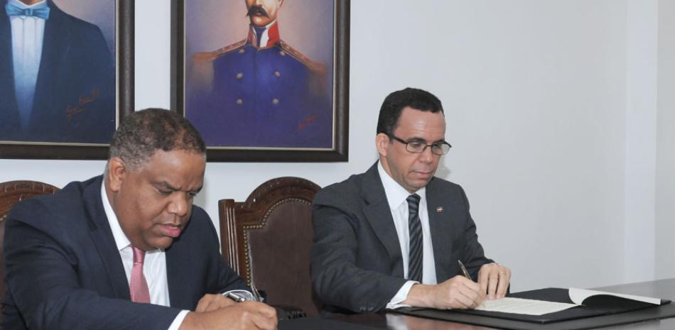 El ministro de Deportes Danilo Díaz y el de Educación Andrés Navarro (derecha), firman el convenio que tiene como objetivo impulsar la iniciación deportiva desde las escuelas.