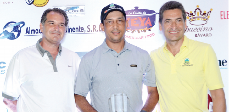Santiago Batle, y Teddy García premian a César Rodríguez, Gran campeón del Invitacional Punta Blanca 2017.